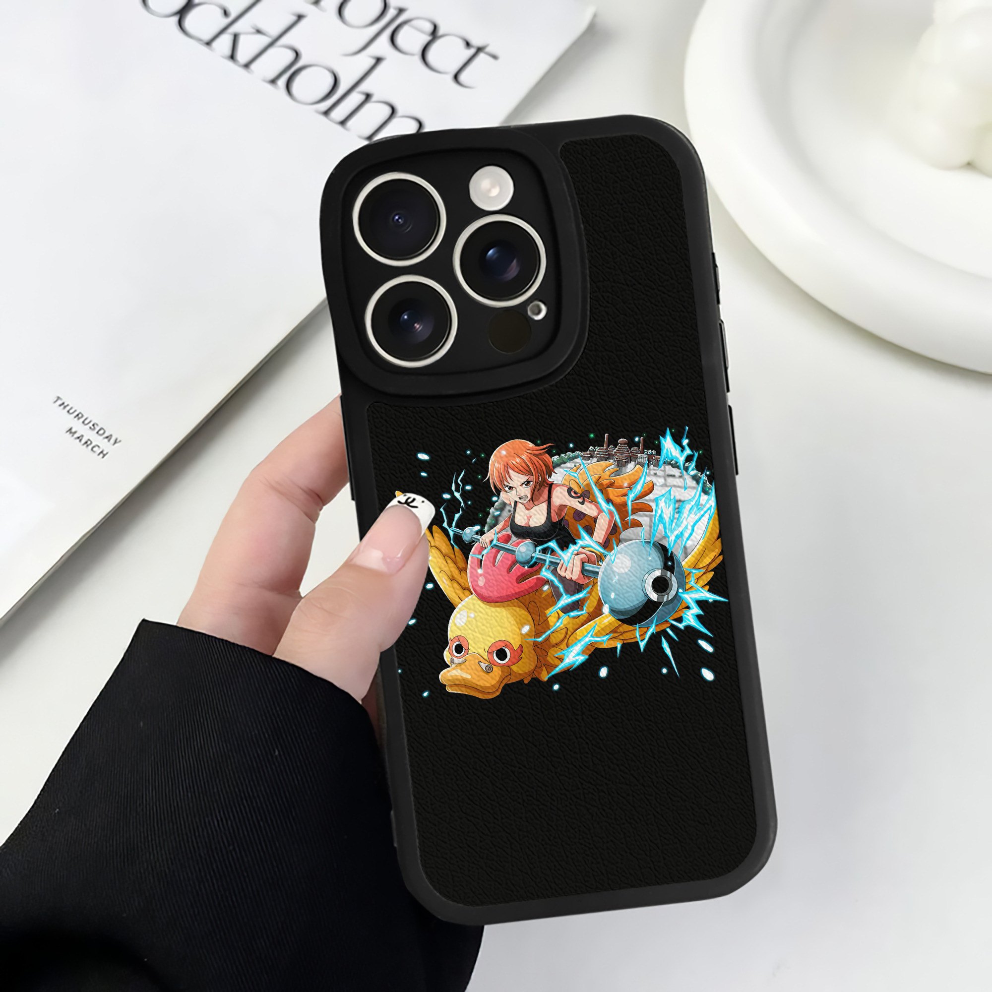 （画像用） ワンピース ナミ ONE PIECE Nami 【iPhone 16シリーズ対応】シリコンスマホケース（レザー調） 材質：シリコン